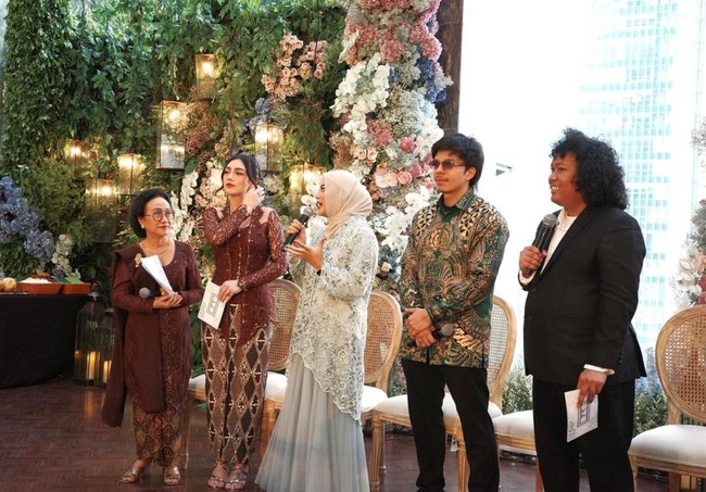 Aurel hadir mengenakan dress panjang berwarna abu-abu. Penampilannya yang makin langsing pun tak kalah jadi sorotan. Diketahui Aurel telah berhasil menurunkan bobot tubuhnya hingga 15 kg. Foto: Instagram/@aurelie.hermansyah