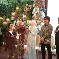 Aurel hadir mengenakan dress panjang berwarna abu-abu. Penampilannya yang makin langsing pun tak kalah jadi sorotan. Diketahui Aurel telah berhasil menurunkan bobot tubuhnya hingga 15 kg. Foto: Instagram/@aurelie.hermansyah