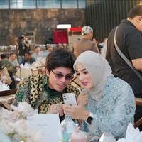 Tak hanya penampilan Aurel yang makin langsing, gaya hijabnya pun tak kalah jadi sorotan. Mengenakan hijab transparan, gaya hijab Aurel pun ramai dikomentari netizen. Rel masukan aja nih ya, kalau pakai pashmina setipis itu, next pakenya dlman yg ketutup ya, itu kupingnya sm leher keliatan, komentar salah seorang netizen. Foto: Instagram/@aurelie.hermansyah
