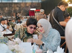 8 Foto Aurel Hermansyah di Mitoni Shandy Purnamasari, Gaya Hijabnya Disorot