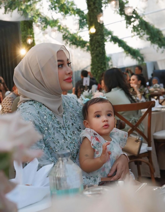 Dilihat dari samping, hijab berwarna coklat yang dikenakan Aurel itu memang membuat telinga dan sebagian rambutnya terlihat. Foto: Instagram/@aurelie.hermansyah