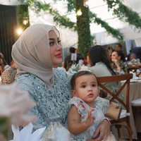 Dilihat dari samping, hijab berwarna coklat yang dikenakan Aurel itu memang membuat telinga dan sebagian rambutnya terlihat. Foto: Instagram/@aurelie.hermansyah