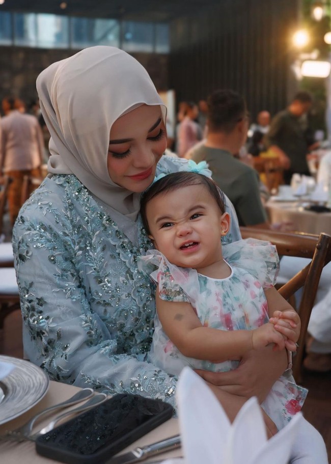 Aurel juga tampak mengajak anak keduanya, Azura. Terlihat dirinya yang sedang duduk sambil momong Azura. Foto: Instagram/@aurelie.hermansyah