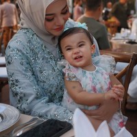 Aurel juga tampak mengajak anak keduanya, Azura. Terlihat dirinya yang sedang duduk sambil momong Azura. Foto: Instagram/@aurelie.hermansyah