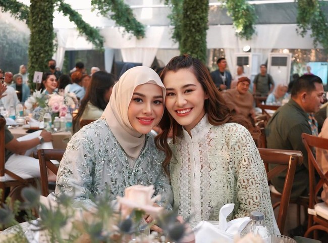 Aurel juga tampak berpose bersama beberapa rekan artis yang hadir, salah satunya istri Thariq Halilintar, Aaliyah Massaid. Keduanya berpose memamerkan senyum manis mereka. Foto: Instagram/@aurelie.hermansyah