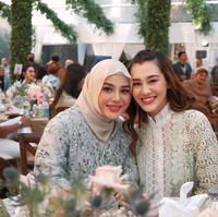 Aurel juga tampak berpose bersama beberapa rekan artis yang hadir, salah satunya istri Thariq Halilintar, Aaliyah Massaid. Keduanya berpose memamerkan senyum manis mereka. Foto: Instagram/@aurelie.hermansyah