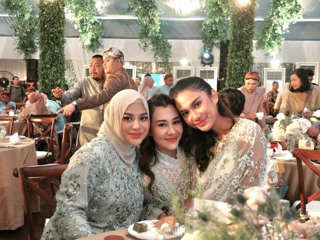 Azizah Salsha juga turut hadir, berpose bersama Aaliyah dan Aurel. Ketiganya juga tampak kompak mengenakan pakaian bermotif bunga dengan warna earth tone. Foto: Instagram/@aurelie.hermansyah