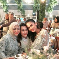 Azizah Salsha juga turut hadir, berpose bersama Aaliyah dan Aurel. Ketiganya juga tampak kompak mengenakan pakaian bermotif bunga dengan warna earth tone. Foto: Instagram/@aurelie.hermansyah