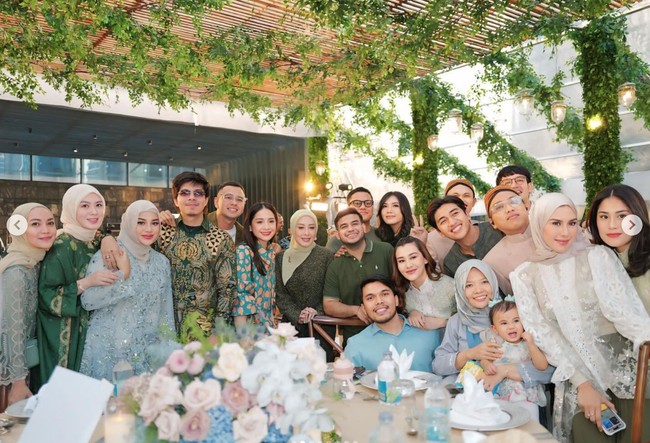 Aurel juga tampak berpose bersama para rekan artis yang turut hadir. Terlihat Nagita Slavina dan Raffi Ahmad, Syahnaz Sadiqah hingga Fadil Jaidi turut hadir di acara tersebut. Foto: Instagram/@aurelie.hermansyah