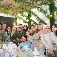 Aurel juga tampak berpose bersama para rekan artis yang turut hadir. Terlihat Nagita Slavina dan Raffi Ahmad, Syahnaz Sadiqah hingga Fadil Jaidi turut hadir di acara tersebut. Foto: Instagram/@aurelie.hermansyah