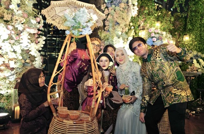 Aurel Hermansyah baru-baru ini terlihat turut menghadiri acara mitoni kehamilan sekaligus ulang tahun Shandy Purnamasari. Aurel hadir ditemani suaminya, Atta Halilintar. Foto: Instagram/@aurelie.hermansyah