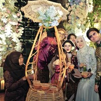 Aurel Hermansyah baru-baru ini terlihat turut menghadiri acara mitoni kehamilan sekaligus ulang tahun Shandy Purnamasari. Aurel hadir ditemani suaminya, Atta Halilintar. Foto: Instagram/@aurelie.hermansyah