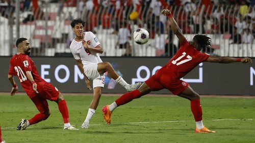 Soccer Football - World Cup - Asian Qualifiers - Third Round - Group C - Bahrain v Indonesia - Bahrain National Stadium, Riffa, Bahrain - October 10, 2024 Indonesias Rafael Struick scores their second goal REUTERS/Hamad I Mohammed