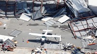 Bandara Albert Whitted di St. Petersburg, Florida, AS, terpaksa ditutup setelah Badai Milton merusak sejumlah infrastruktur, Kamis (10/10/2024). Penutupan bandara ini mengganggu perjalanan banyak penumpang dan berdampak pada penerbangan di wilayah tersebut. REUTERS/Marco Bello