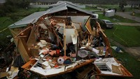 Kerusakan bangunan terlihat jelas di Lakewood Park, dekat Fort Pierce, dengan banyak rumah hancur akibat angin kencang, Kamis (10/10/2024). Para penduduk kini berjuang untuk menemukan tempat tinggal sementara setelah badai menerjang. REUTERS/Jose Luis Gonzalez