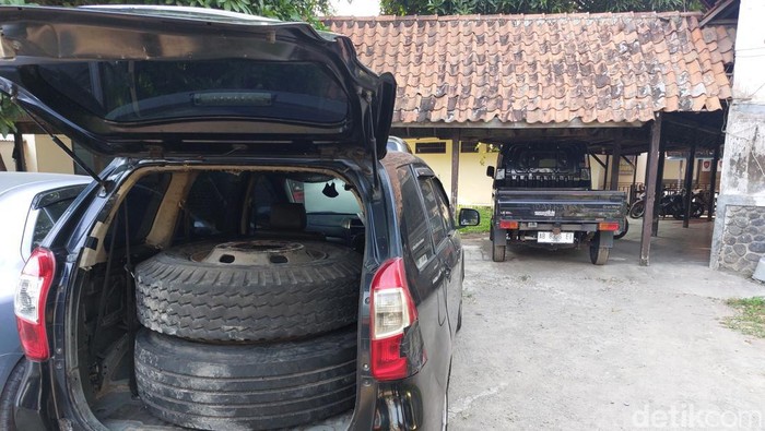 Barang bukti mobil dan ban serep hasil curian