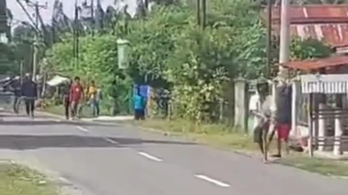 Bentrok 2 kelompok warga di Sigi Sulteng.