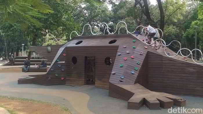 Tebet Ecopark, Jakarta Selatan dilengkapi dengan bermacam wahana permainan anak. Hal ini membuat anak-anak senang menghabiskan waktu di sini.
