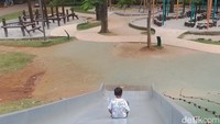 Anak-anak banyak mencoba beberapa wahana di area ini, ada yang bermain perosotan, bermain pasir, hingga menjajal trampolin.  