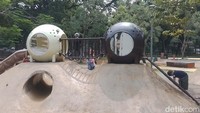 Selain area wahana bermain anak, Tebet Ecopark juga memiliki area lainnya yang bisa dinikmati karena kawasannya yang luas. Jam operasional yang panjang juga membuat masyarakat tinggal menentukan kapan akan datang, bisa dikunjungi mulai 06.00 hingga 19.00 WIB.  