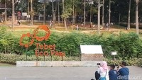 Kawasan ruang terbuka hijau ini memang menjadi tujuan masyarakat Jakarta untuk menghabiskan waktu tanpa harus mengeluarkan kocek yang besar. Tebet Ecopark merupakan taman yang luasnya sekitar 7 hektar ini memiliki dua bagian.  