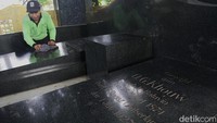 Setelah O.G. Khouw meninggal pada 1 Juli 1927, istrinya, Lim Sha Nio, membangun Mausoleum selama empat tahun (1927-1931). Bangunan megah ini untuk menunjukan rasa cinta yang mendalam terhadap pasangan hidupnya.  
