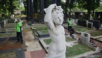 Empat patung asal Italia bergaya Neorenaisans mengelilingi bangunan Mausoleum, yang melambangkan masa kehidupan manusia, yakni masa kanak-kanak, remaja, dewasa, dan lanjut usia. 