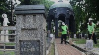 Mausoleum Familie O.G. Khouw merupakan makam Oen Giok (O.G.) Khouw beserta istri. Seorang konglomerat di masa Hindia Belanda. Mereka bersemayam di bangunan megah yang bernama Mausoleum. 