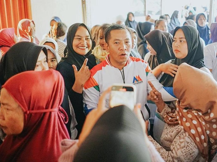 Cabup Aep Syaepuloh saat blusukan di kawasan Karawang Utara.