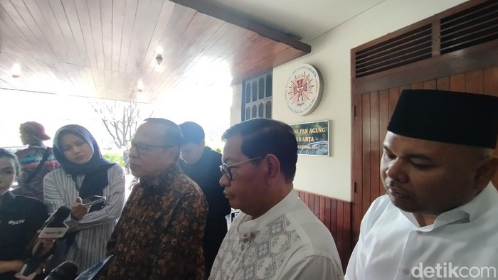 Cagub Jakarta nomor urut 3 Pramono Anung bertemu Uskup Agung Jakarta Ignatius Kardinal Suharyo. (Maulana/detikcom)
