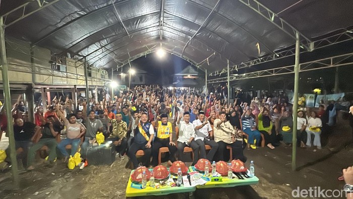 Calon Bupati Soppeng Suwardi Haseng berfoto bersama masyarakat Kecamatan Marioriawa.