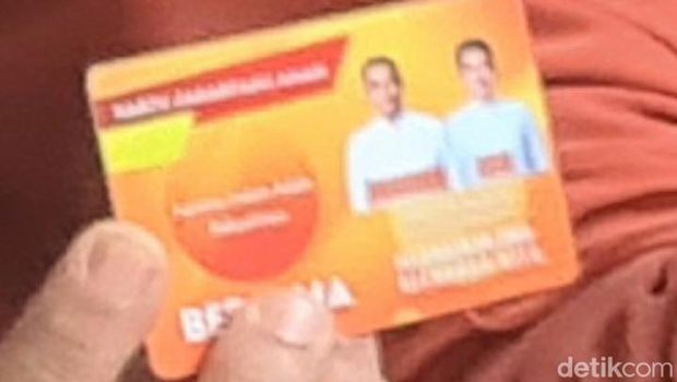 Calon gubernur DKI Jakarta nomor urut 2 Dharma Pongrekun memperkenalkan kartu 'Jakartaku Aman' saat blusukan ke Pulogadung (Joakhim/detikcom)