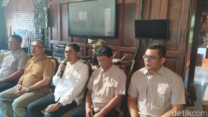Calon Wali Kota Damar Prasetyono (baju putih) bersama Tim Advokasi saat jumpa pers di Resto Joglo Pancuran Pitoe Magelang, Jumat (11/10/2024).