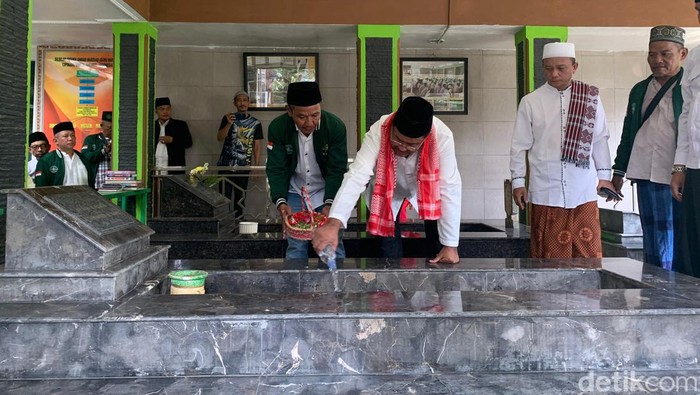 Cawagub Jakarta nomor urut 3, Rano Karno ziarah ke makam Guru Marzuqi bin Mirshod. (Mulia Budi/detikcom)