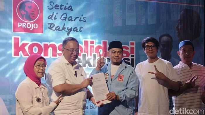 Cawalkot Bandung Haru Suandharu saat menerima mandat deklarasi dukungan dari Projo untuk Pilwalkot 2024