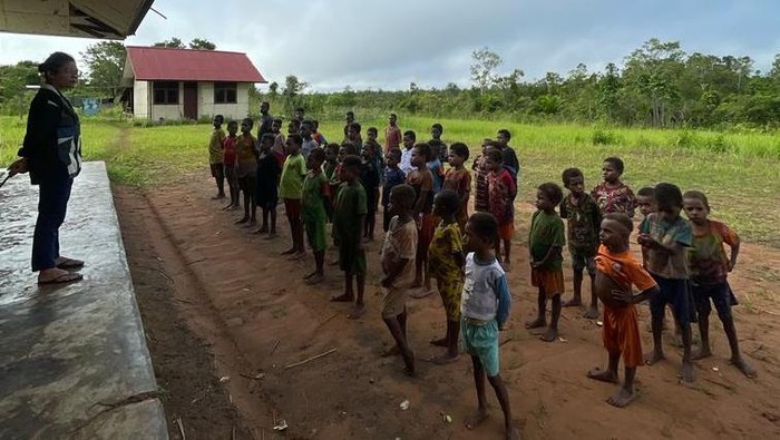 Cerita guru Diana mengajar di pendalaman Papua.