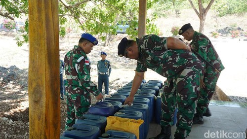 Danlantamal VII Kupang Laksamana Pertama TNI I Putu Darjatna memusnahkan miras hasil sitaan di Kupang, Jumat (11/10/2024).