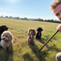 Begini potretnya ketika memamerkan anjing-anjing di ladangnya. Foto: Instagram