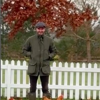 Tak hanya fans, sang istri sendiri tampaknya cukup terkejut dengan hobi baru David Beckham. Di kolom komentar, Victoria menulis, “Siapa pria ini? Aku ingin suamiku kembali,” Foto: Instagram