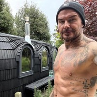 Beckham kembali mengunggah keseruannya jadi ‘bapak-bapak’ pedesaan. Dalam foto terbaru, pria 49 tahun memperlihatkan peternakan yang ternyata bukan hanya ada ayam. Foto: Instagram