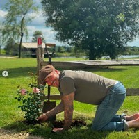 Ayah dari empat putra-putri tersebut sebelumnya memamerkan tanaman yang dipeliharanya, termasuk bawang dan kale. Foto: Instagram