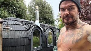 8 Potret David Beckham Alih Profesi Jadi Petani Tampan, Beternak Ayam