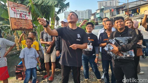 Dharma Pongrekun memperkenalkan konsep 'Limbah Beradab' untuk mengatasi banyaknya sampah yang mengotori kali Jakarta (Joakhim/detikcom)