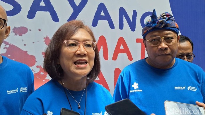 Direktur Pengelolaan Imunisasi Kemenkes, Prima Yosephine Berliana Yumiur Hutapea, saat diwawancarai di acara peringatan Hari Penglihatan Sedunia Nasional di Hotel Astoria, Kota Mataram, Kamis (10/10/2024). (Nathea Citra/detikBali)