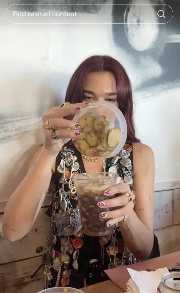 Dua Lipa punya racikan minuman bersoda campur pickle