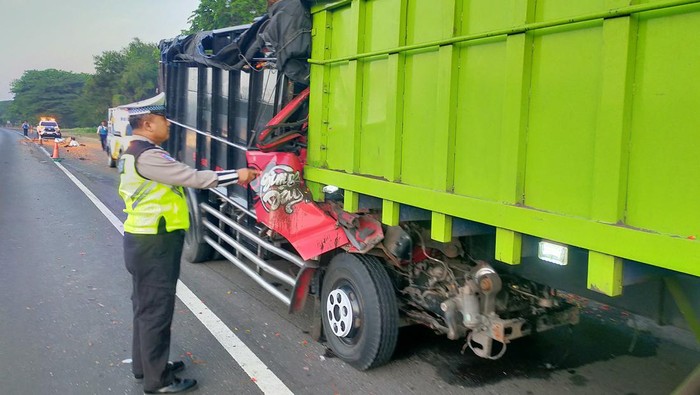 Dua Orang Tewas Terjepit Kecelakaan di Tol Sidoarjo Km 747.400