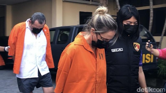 Dua warga negara (WN) Australia berinisial MJLG dan LJLG pemilik Pink Palace Spa Bali yang melayani jasa pijat plus-plus saat digiring ke ruang tahanan Polda Bali, Jumat (11/10/2024). (Foto: Ida Bagus Putu Mahendra/detikBali)
