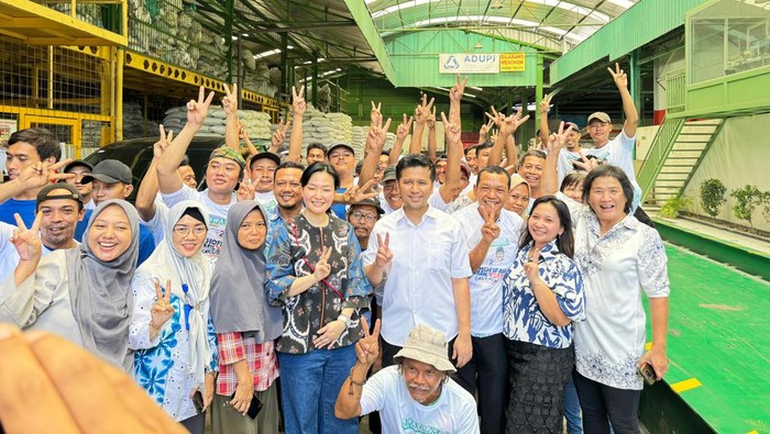Emil Dardak saat menemui karyawan pabrik daur ulang plastik di Sidoarjo.