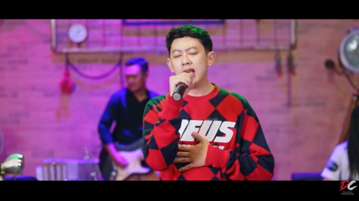 Eri Pras menyanyikan lagu Crito Mustahil.