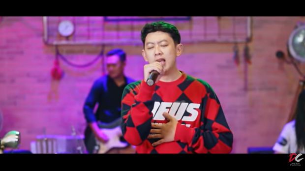 Eri Pras menyanyikan lagu Crito Mustahil.